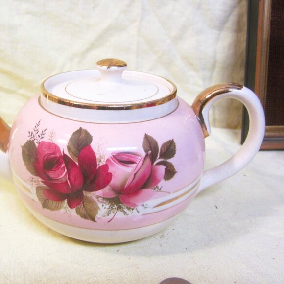 RARE VTG SADLER TEAPOT W/LID, PINK & CREAM W/ROSES, GOLD ACCENTS - Picture 12 of 12